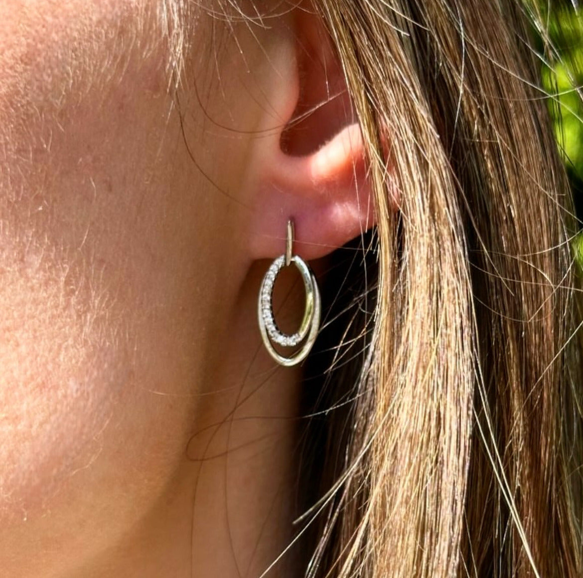 BOUCLES D'OREILLES EN ARGENT OVALES PENDANTS AVEC PIERRES