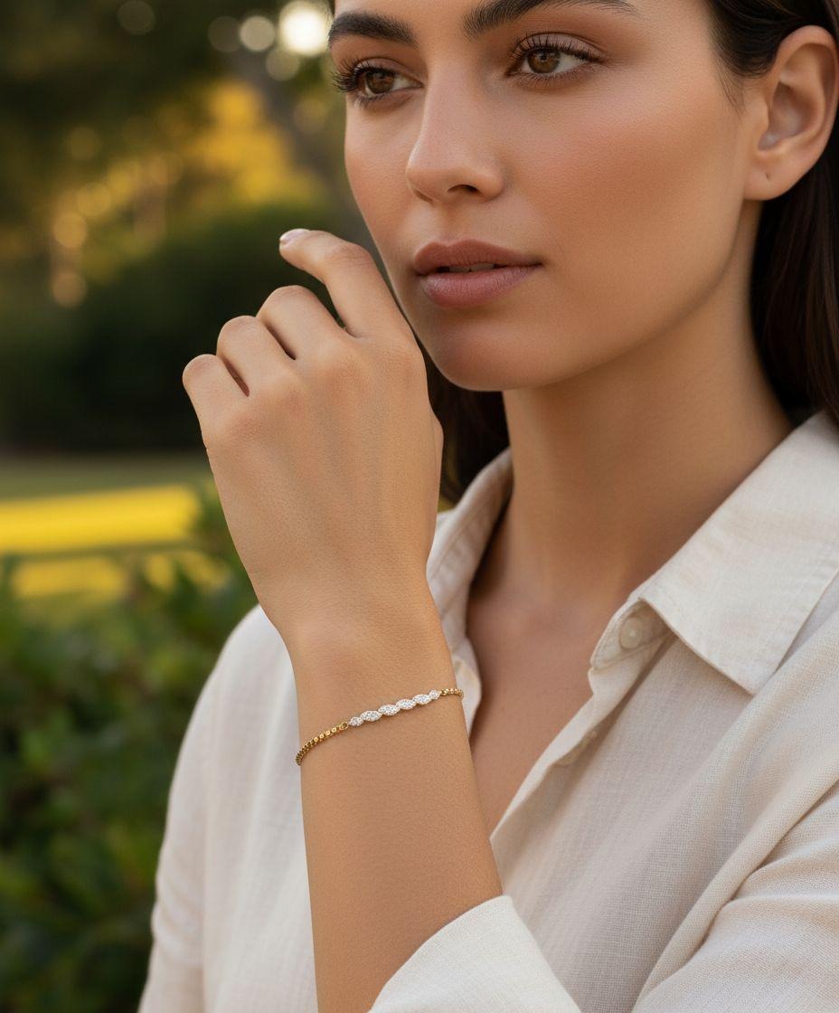 BRACELET EN ACIER DORE  AVEC STRASS