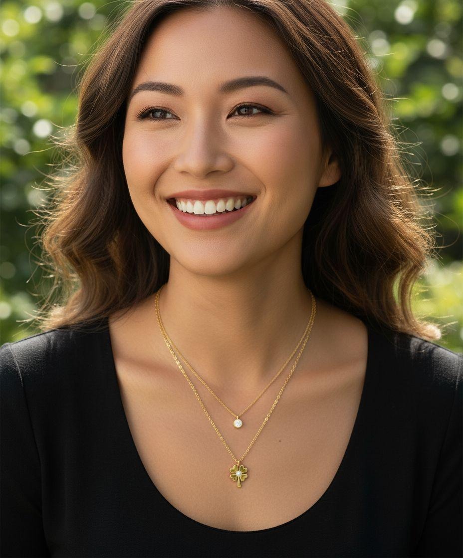 COLLIER EN ACIER DORE DOUBLE AVEC TREFLE ET SOLITAIRE