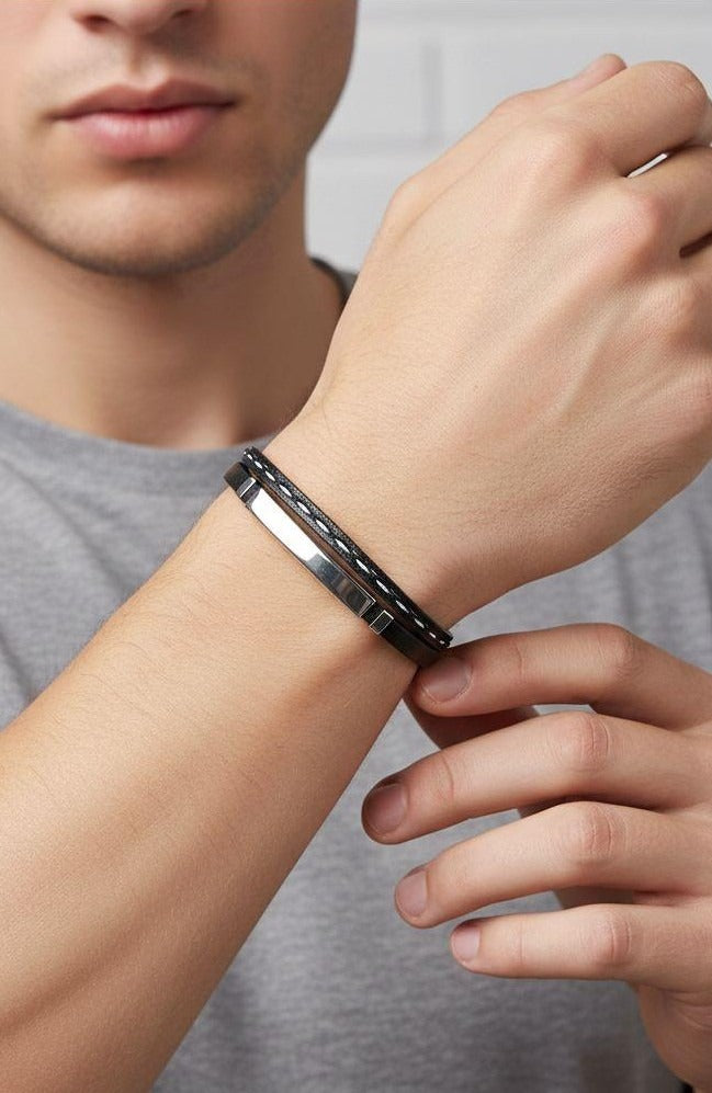 BRACELET EN CUIR NOIR AVEC COUTURE ET PLAQUETTE