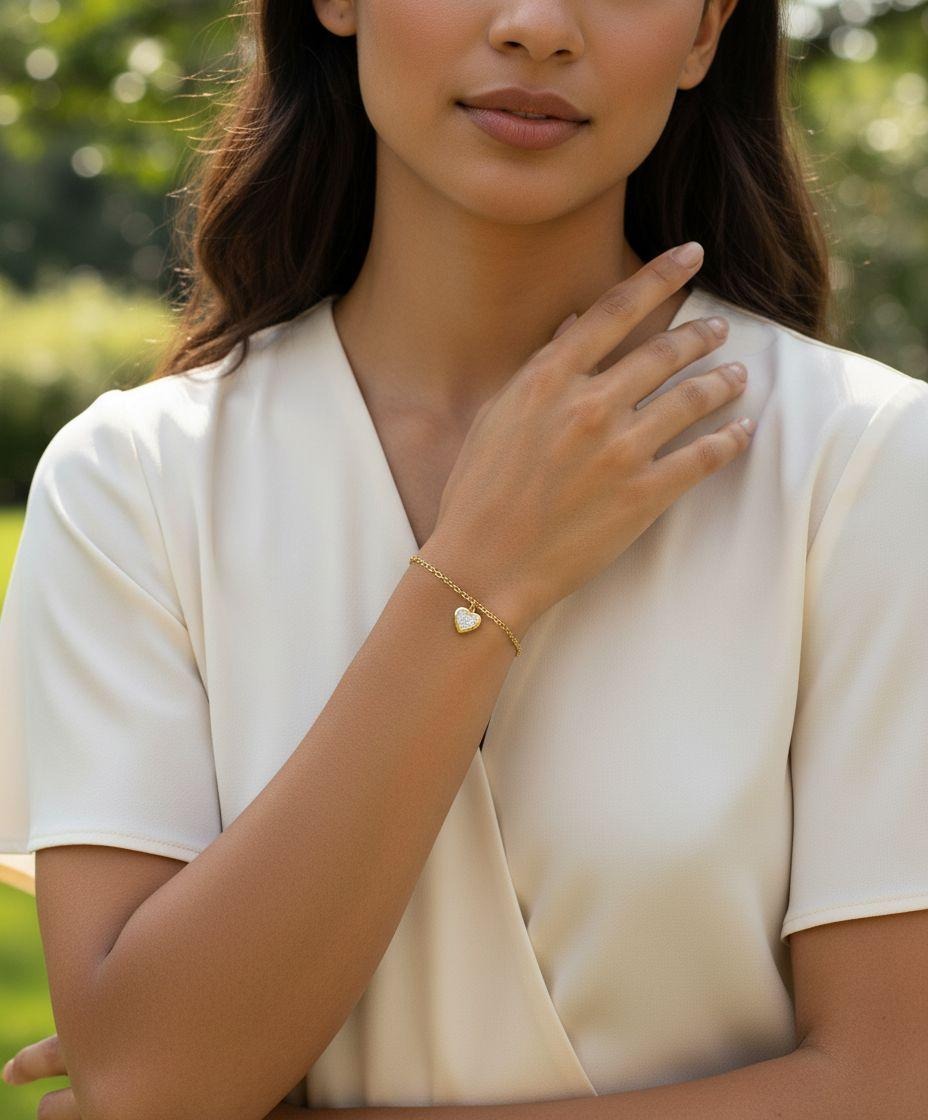 BRACELET EN ACIER DORE COEUR PENDANT AVEC STRASS ET FERMOIR BARRE