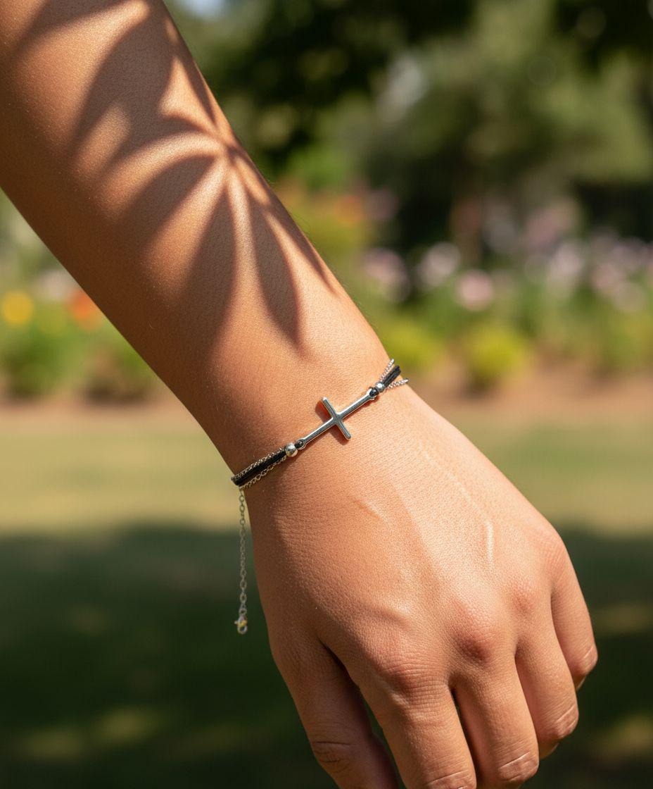 BRACELET EN CORDE AVEC CROIX EN ACIER