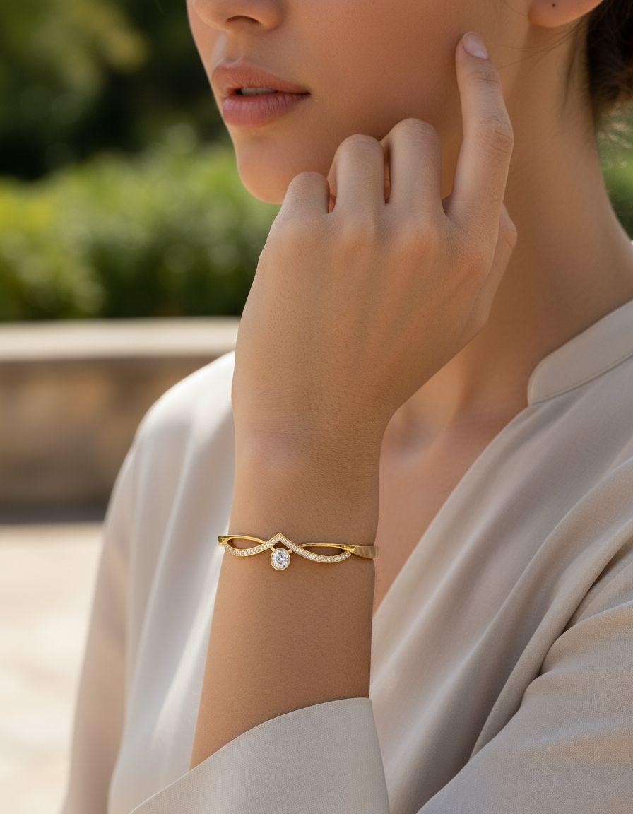 BRACELET EN ACIER DORE AVEC STRASS ET V AVEC STRASS