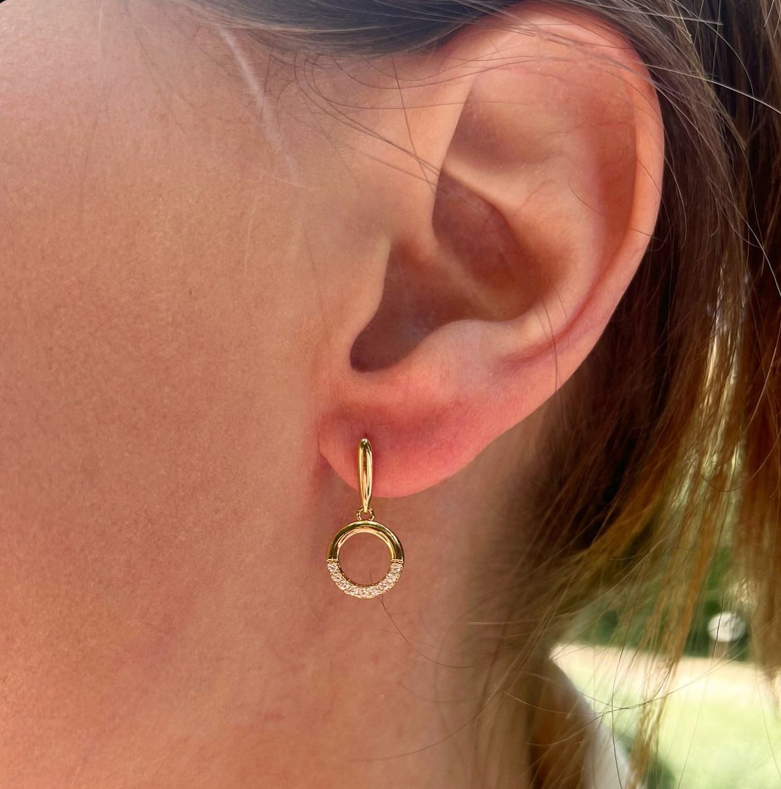 BOUCLES D'OREILLES EN PLAQUE OR CERCLE AVEC PIERRES