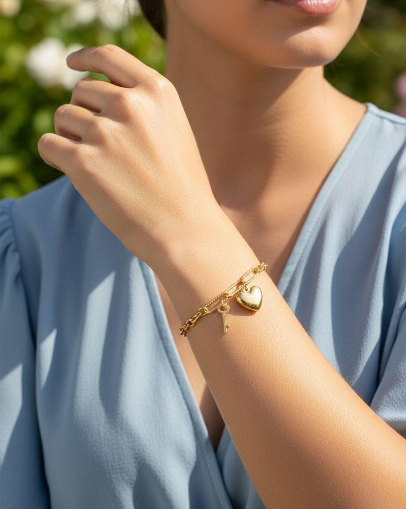 BRACELET EN ACIER DORE COEUR ET CLE PENDANTS