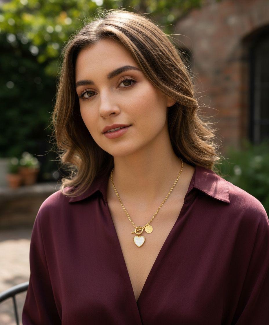 COLLIER EN ACIER DORE COEUR NACRE ET FERMOIR BARRE