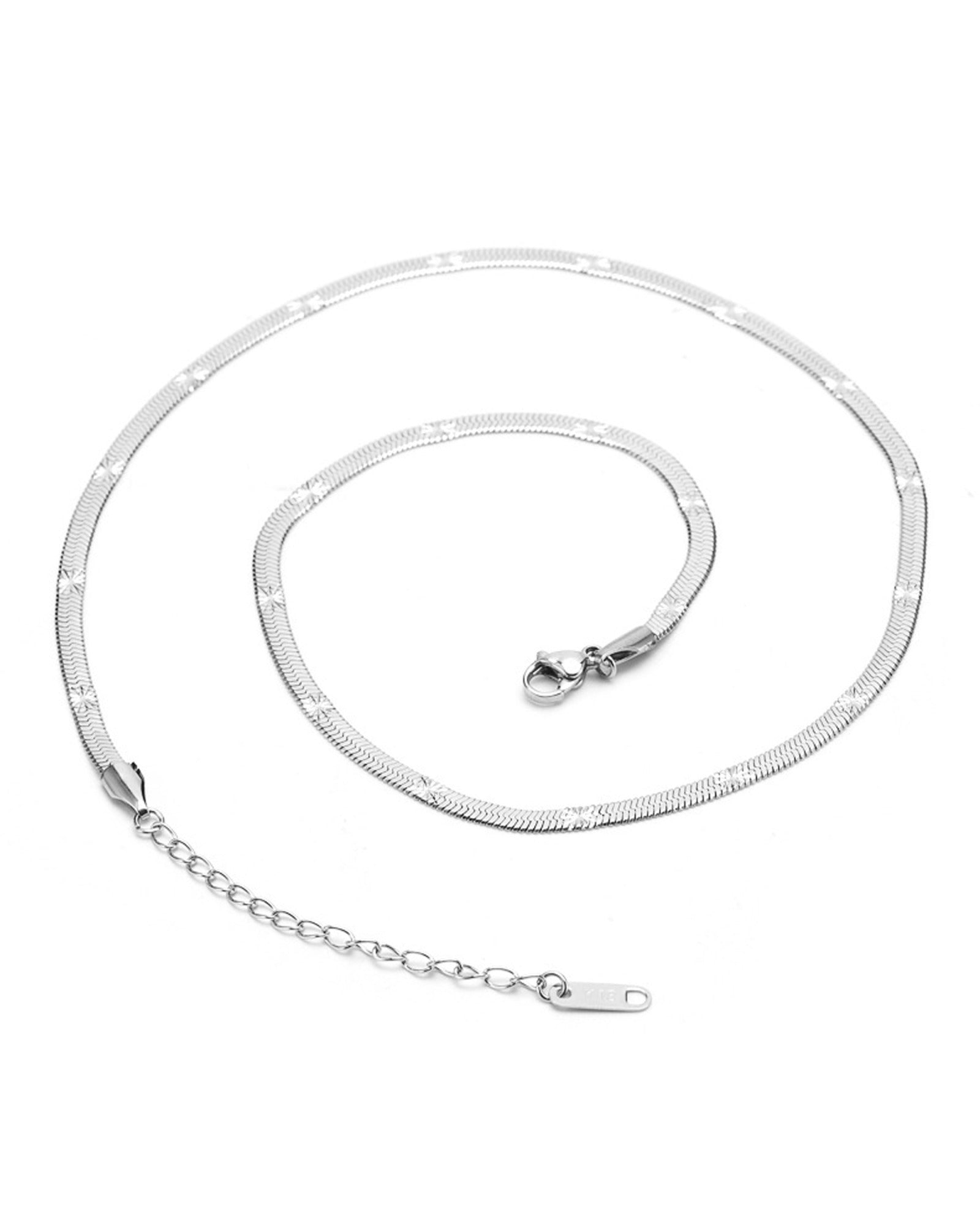 COLLIER EN ACIER MAILLE PLATE ET MOTIF FLEUR