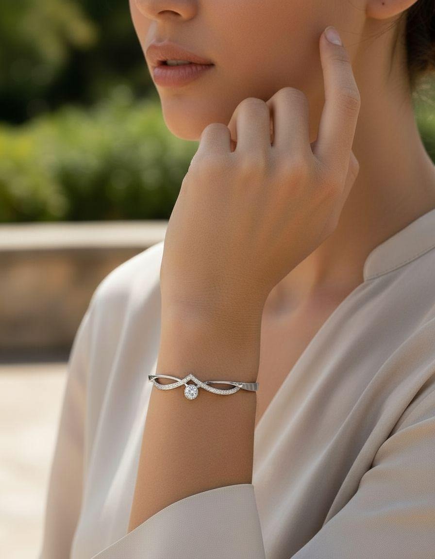 BRACELET RIGIDE EN ACIER MOTIF V AVEC STRASS ET SOLITAIRE