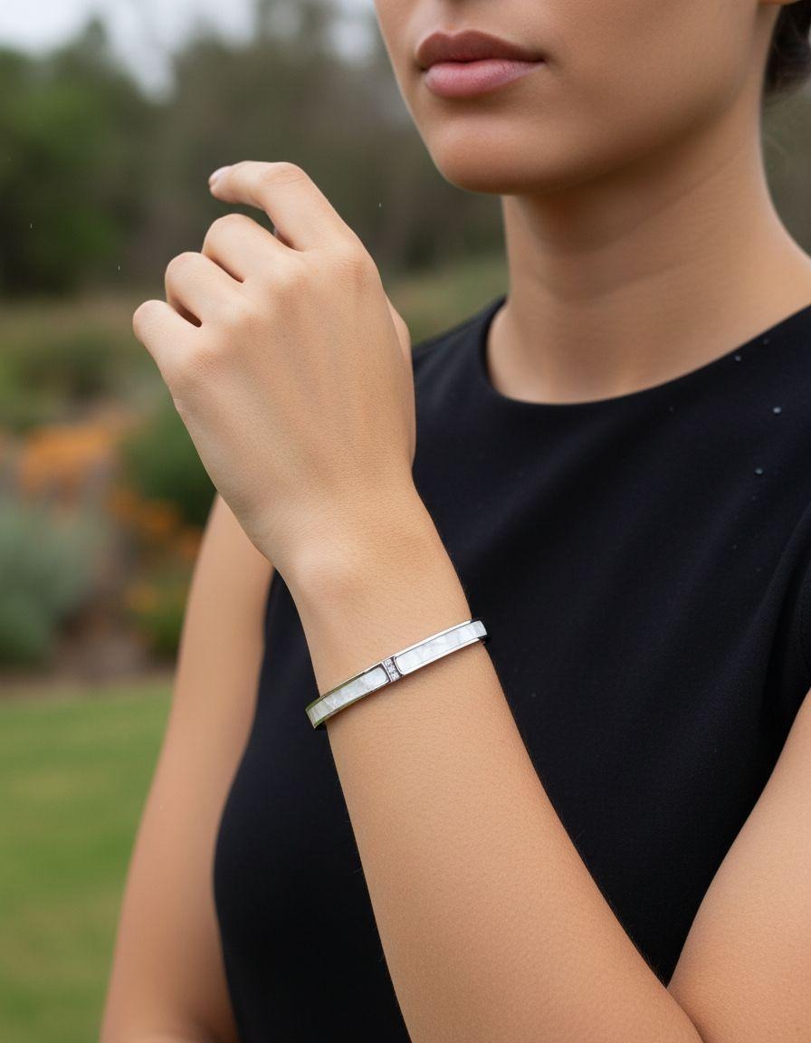 BRACELET RIGIDE EN ACIER AVEC NACRE ET 3 STRASS