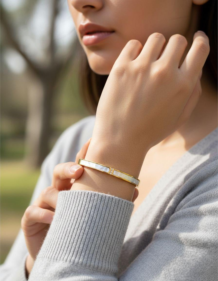 BRACELET RIGIDE EN ACIER DORE AVEC NACRE ET 3 STRASS