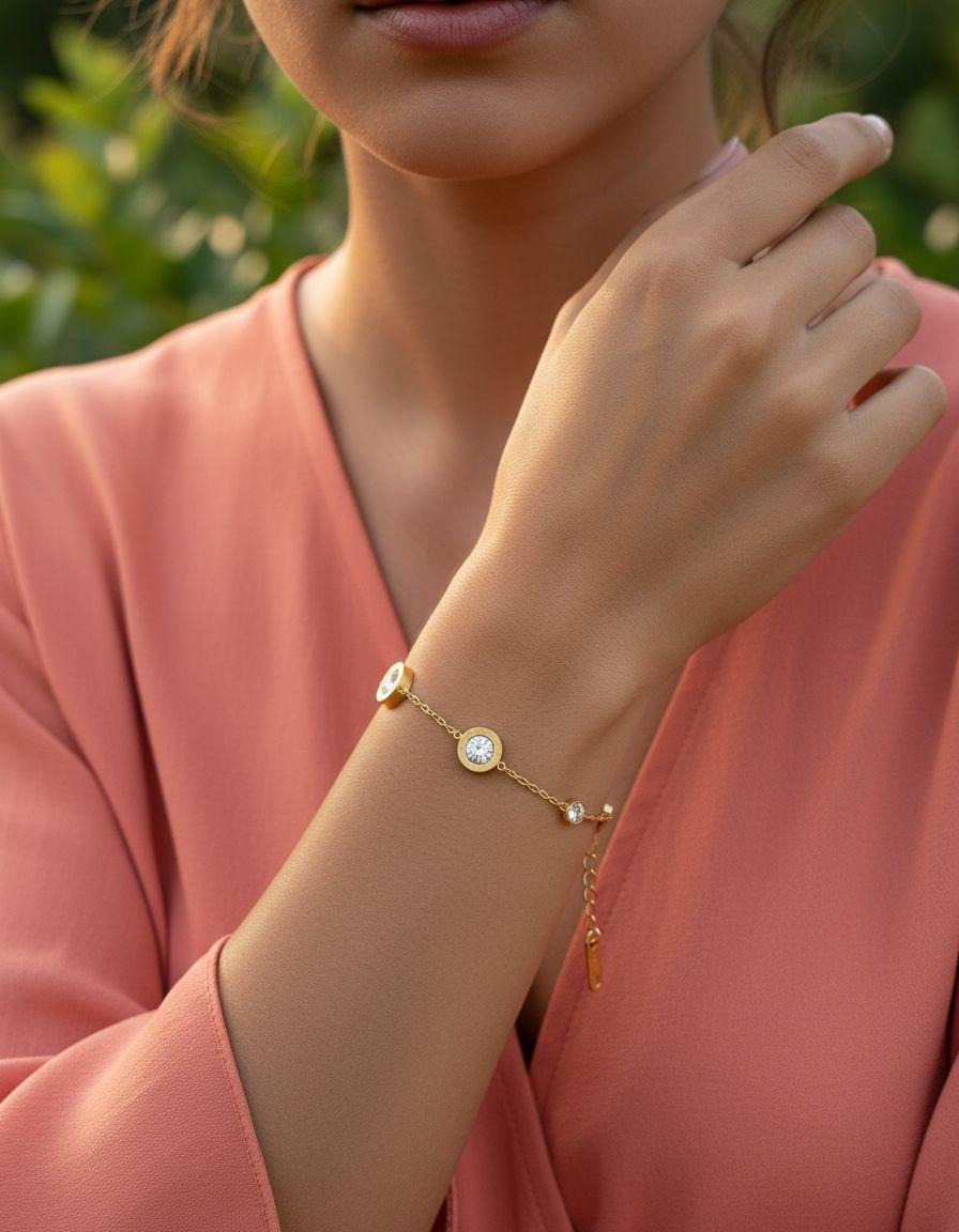 BRACELET EN ACIER DORÉ AVEC RONDS, MOTIF CHIFFRES ROMAINS ET STRASS