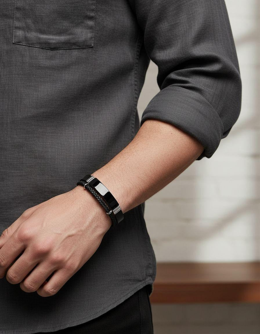 BRACELET EN CUIR NOIR 2 RANGS ET PLAQUETTE NOIRE