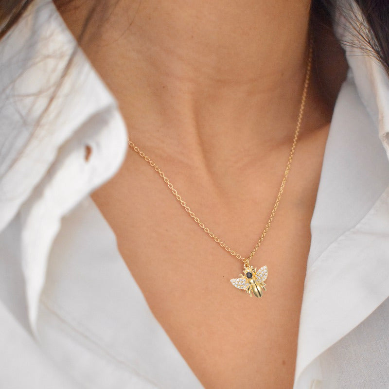 COLLIER EN PLAQUE OR PENDENTIF ABEILLE AVEC PIERRES