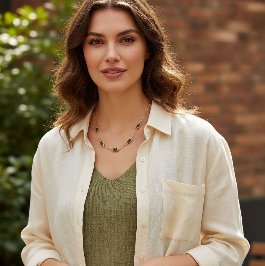 COLLIER EN ACIER DORE AVEC PIERRES EMERAUDE