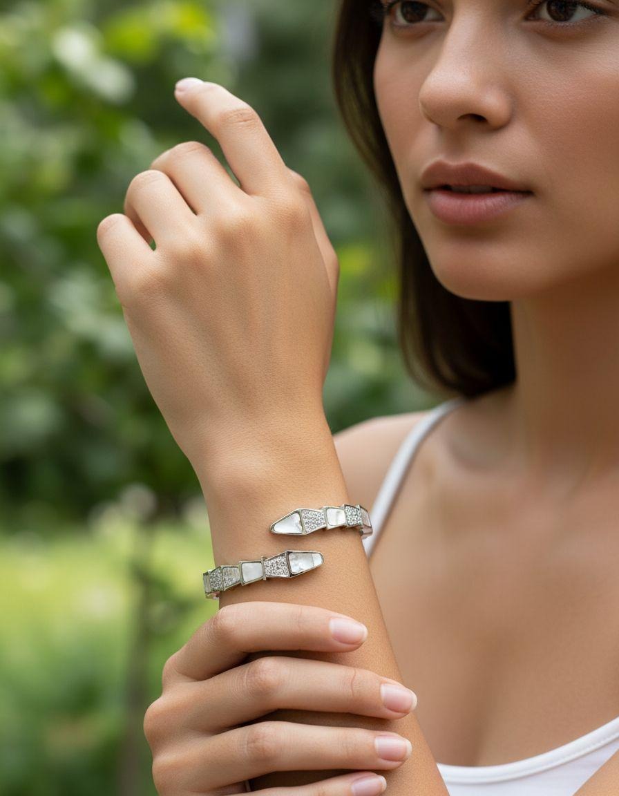 BRACELET RIGIDE EN ACIER  AVEC NACRE ET STRASS