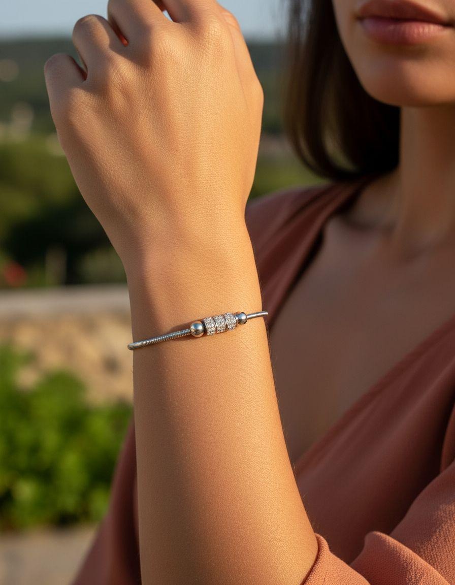 BRACELET EN ACIER AVEC BOULE ET CYLINDRE EN STRASS