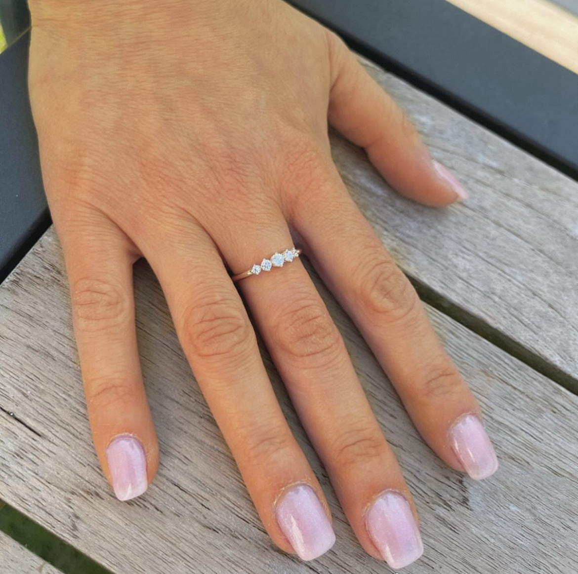 BAGUE EN PLAQUE OR AVEC 5 ZIRCONIUM