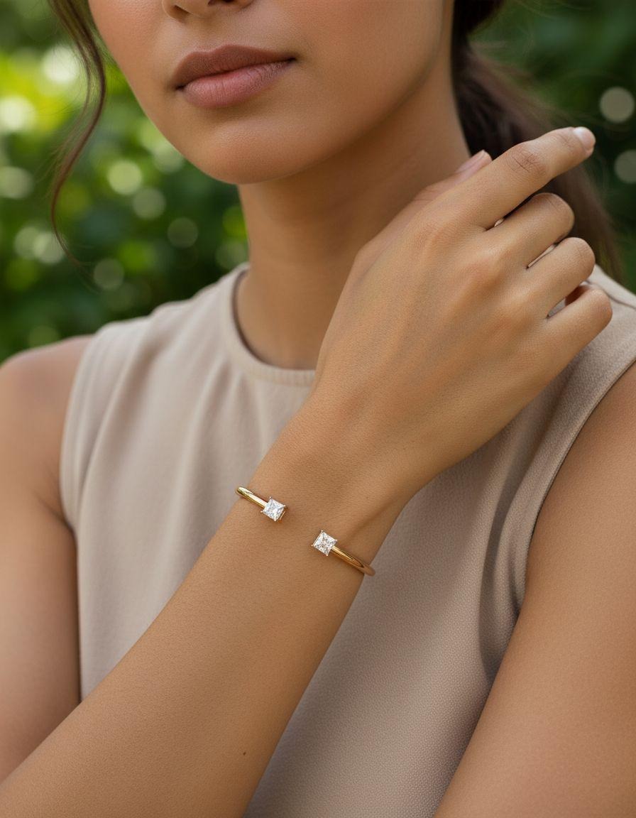 BRACELET EN ACIER DORE  AVEC 2 ZIRCONIUM