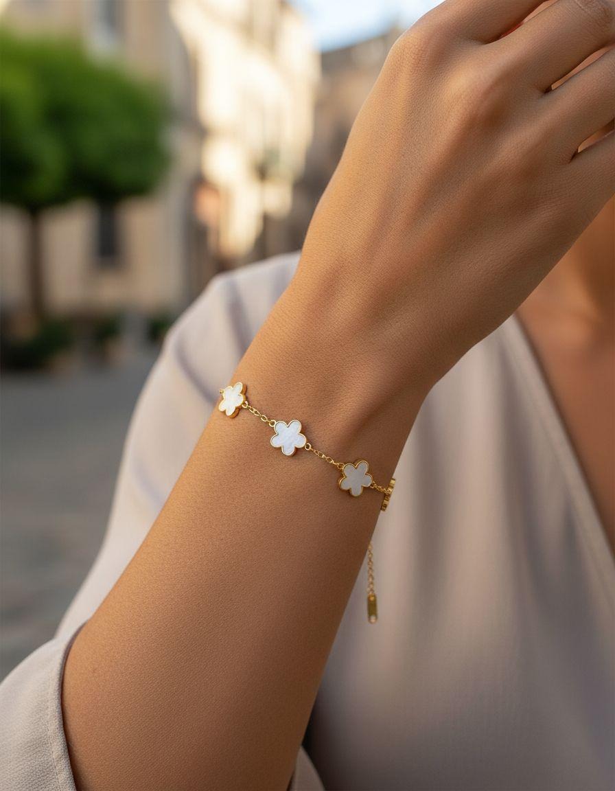 BRACELET EN ACIER DORE MOTIF FLEUR AVEC NACRE BLANC