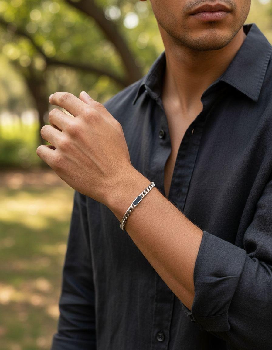 BRACELET EN ACIER MAILLE GOURMETTE AVEC OVALE NOIR