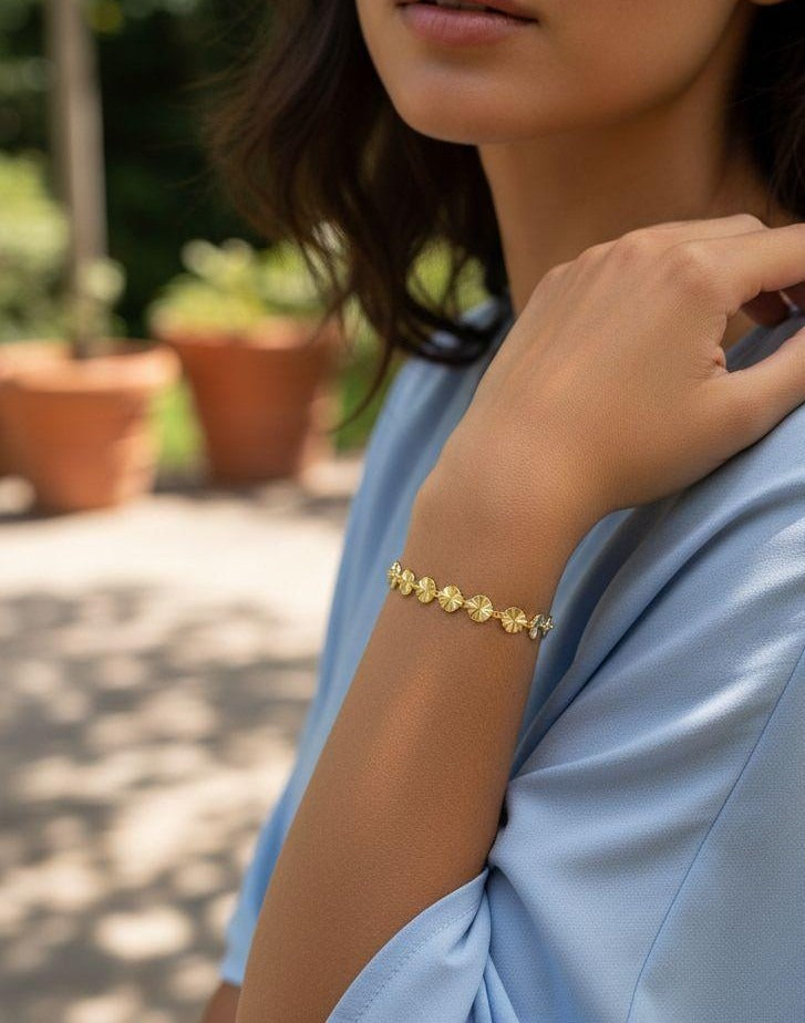 BRACELET EN ACIER DORÉ AVEC PASTILLES STRIÉES