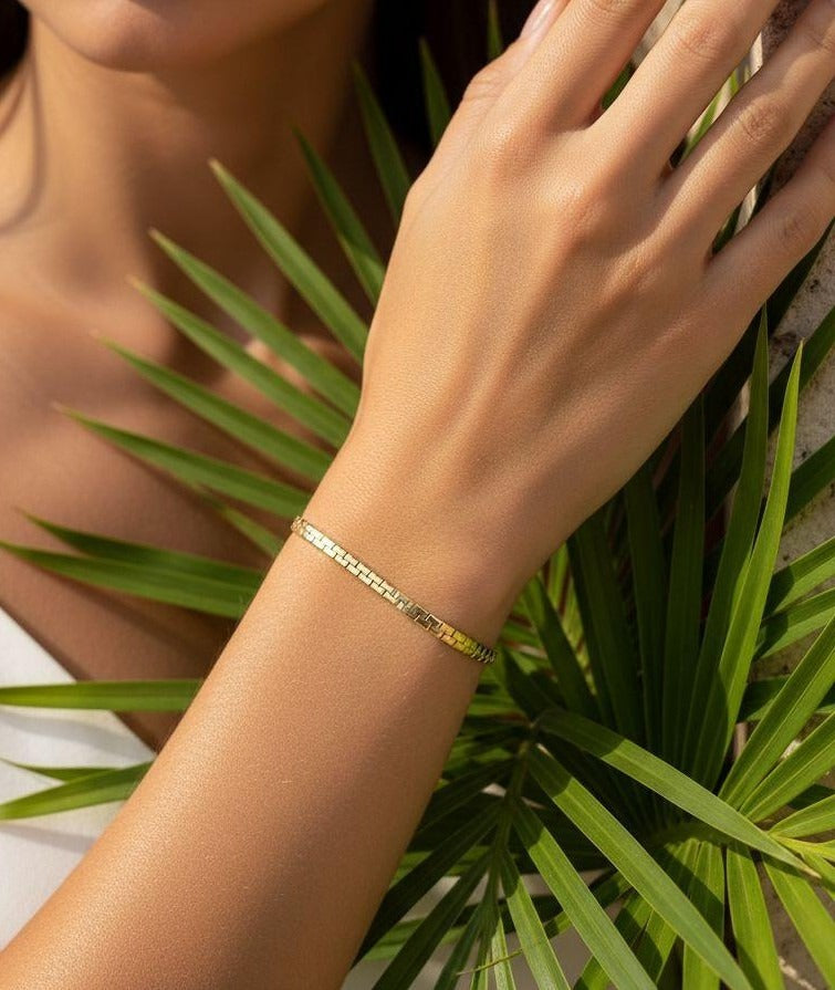 BRACELET EN ACIER DORE PLAT STRIEES