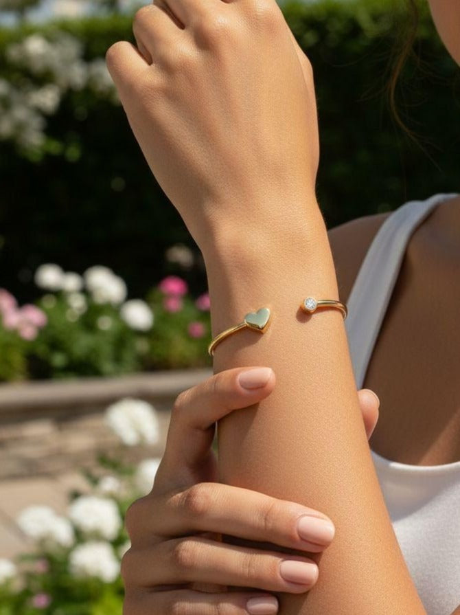 BRACELET EN ACIER DORE RIGIDE AVEC COEUR ET STRASS