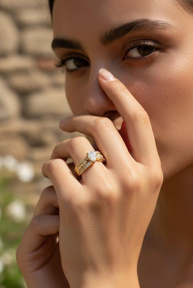 BAGUE EN ACIER DORÉ POIRE + GOUTTE AVEC ZIRCONIUM