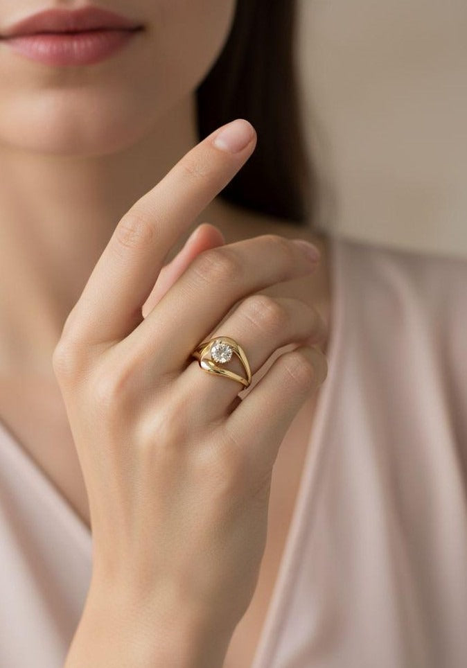 BAGUE EN ACIER DORE ÉVIDÉE AVEC SOLITAIRE
