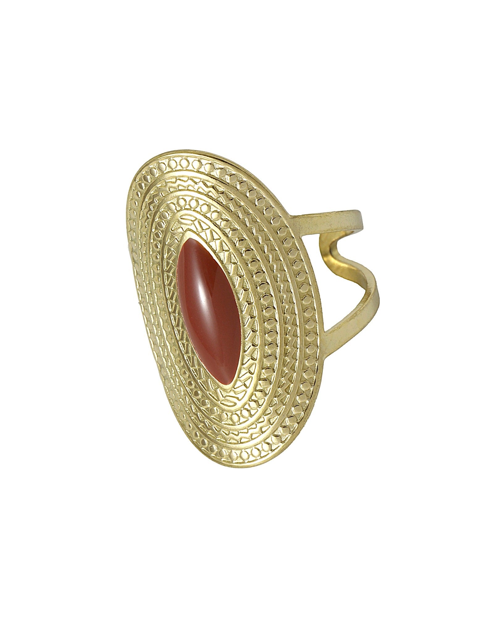 BAGUE EN ACIER DORE  OVALE MARTELÉ AVEC MOTIF ÉMAILLÉ RUBIS