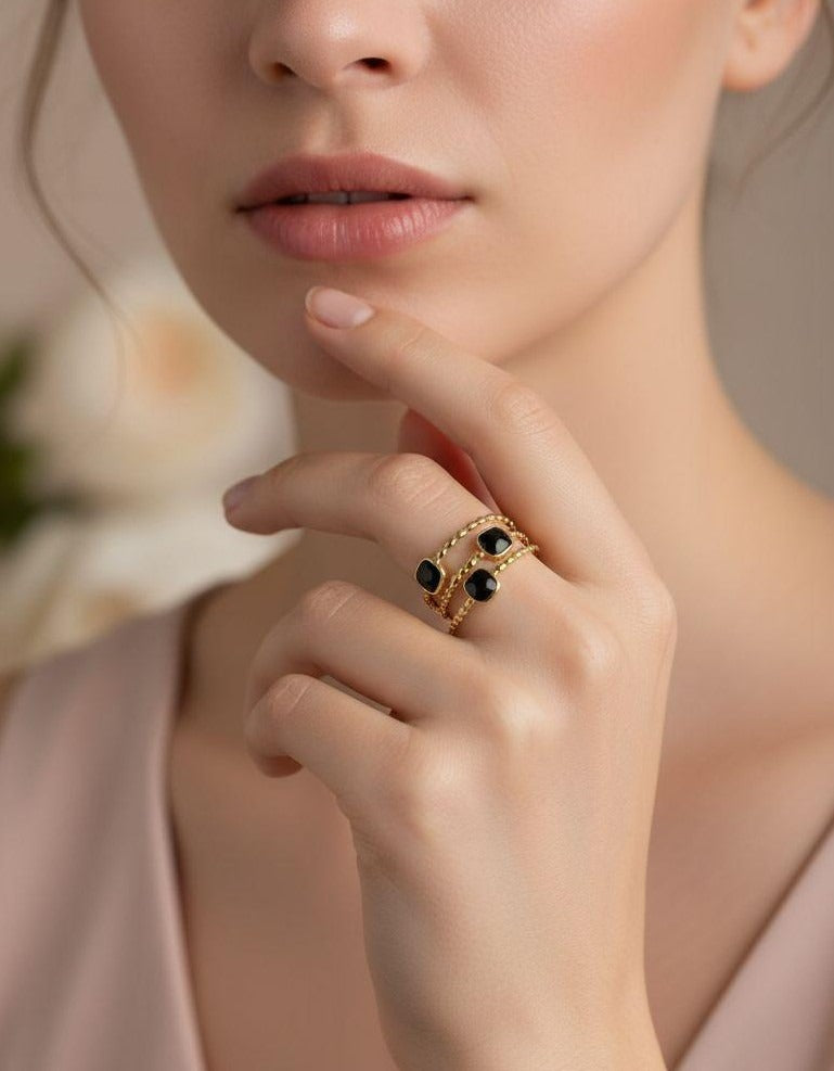 BAGUE EN ACIER DORÉ TRIPLES LIGNES AVEC CARRÉS COULEUR ONYX