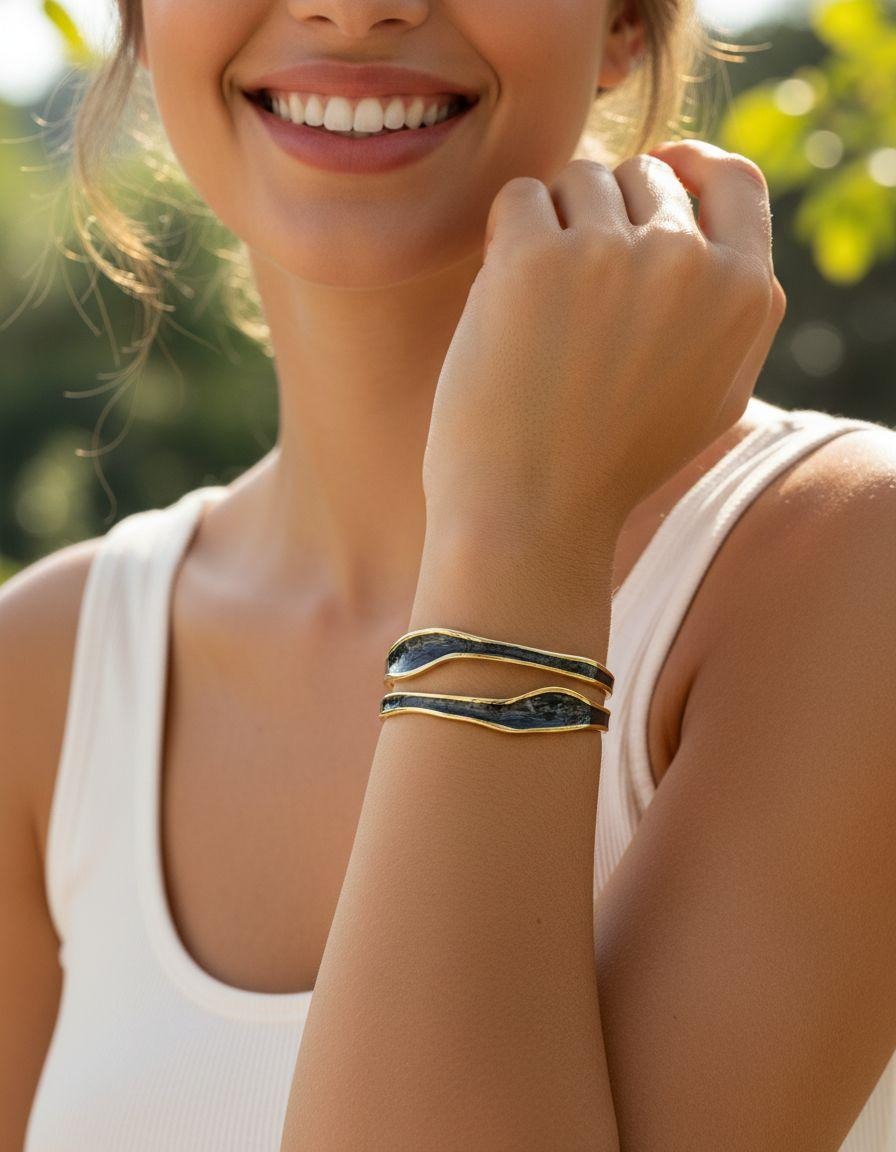 BRACELET EN ACIER DORE RIGIDE EMAILLE GRIS