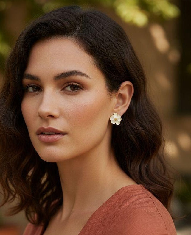 BOUCLES D'OREILLES EN ACIER DORÉ MOTIF FLEUR NACRÉ
