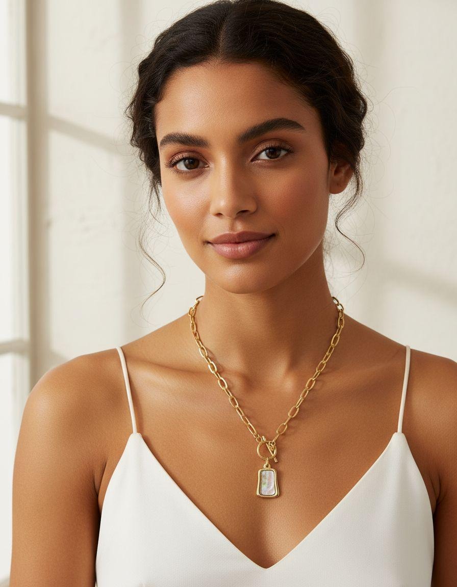 COLLIER EN ACIER DORE PENDENTIF TRAPEZE NACRÉ