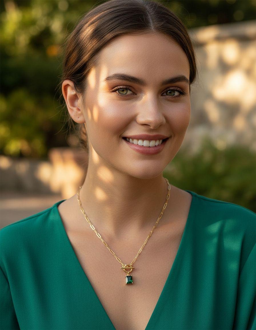 COLLIER EN ACIER DORE AVEC PENDENTIF RECTANGLE EMERAUDE ET FERMOIR BARRE