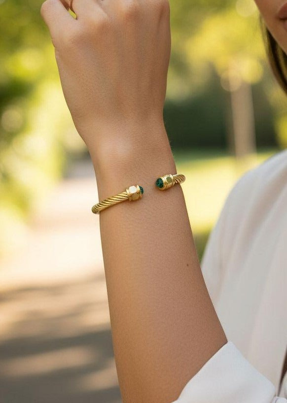 BRACELET EN ACIER DORE RIGIDE  OEIL DE TIGRE ÉMERAUDE