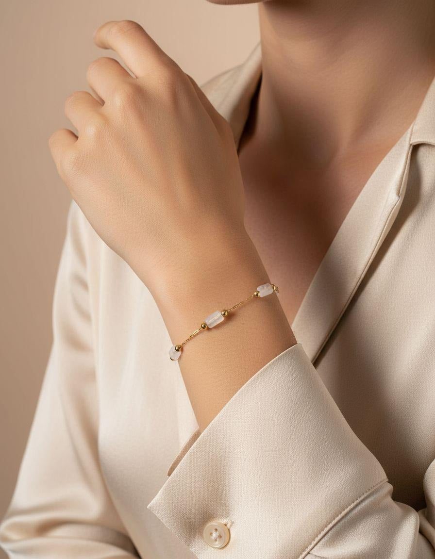 BRACELET EN ACIER DORÉ AVEC CYLINDRE BLANC