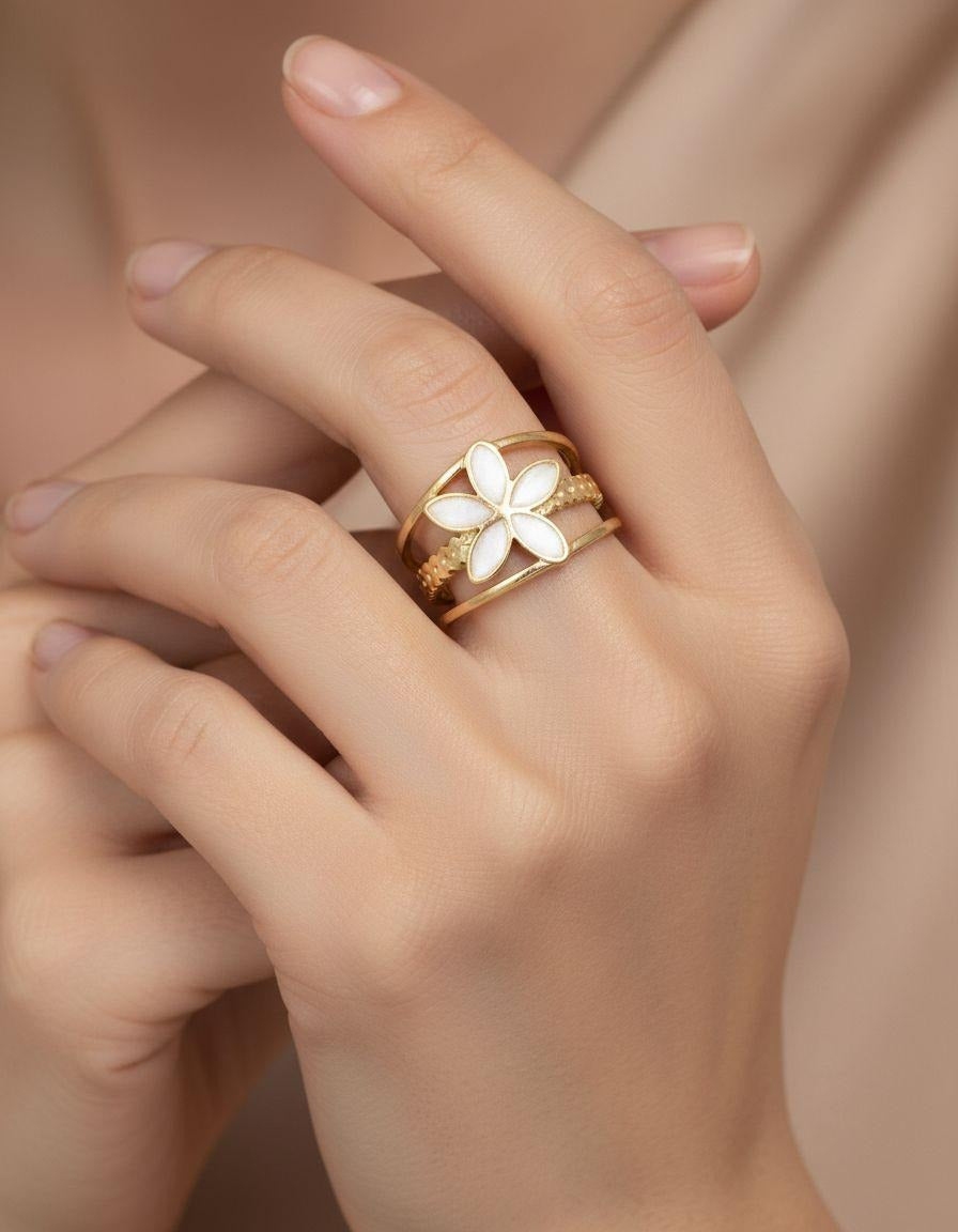 BAGUE EN ACIER DORÉ TRIPLES LIGNE AVEC FLEUR NACRE