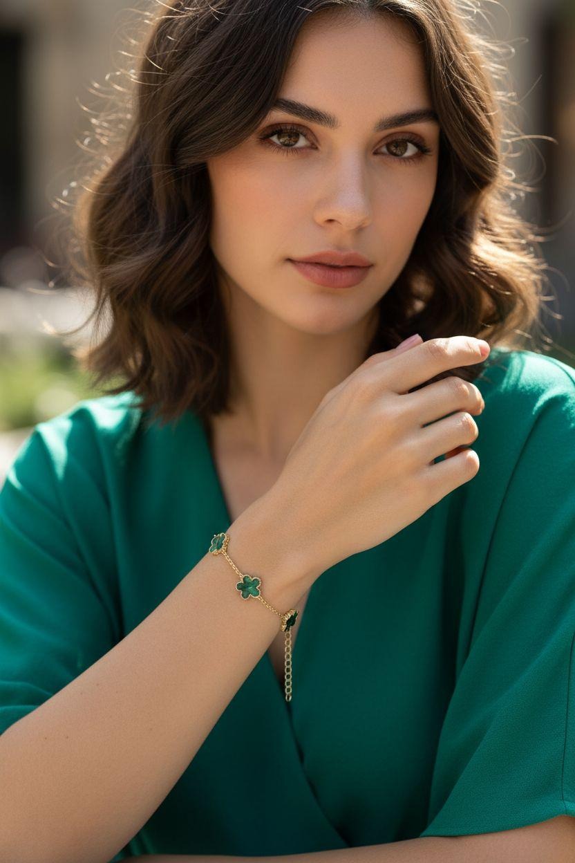 BRACELET EN ACIER DORÉ AVEC FLEUR  NACRE COULEUR ÉMERAUDE