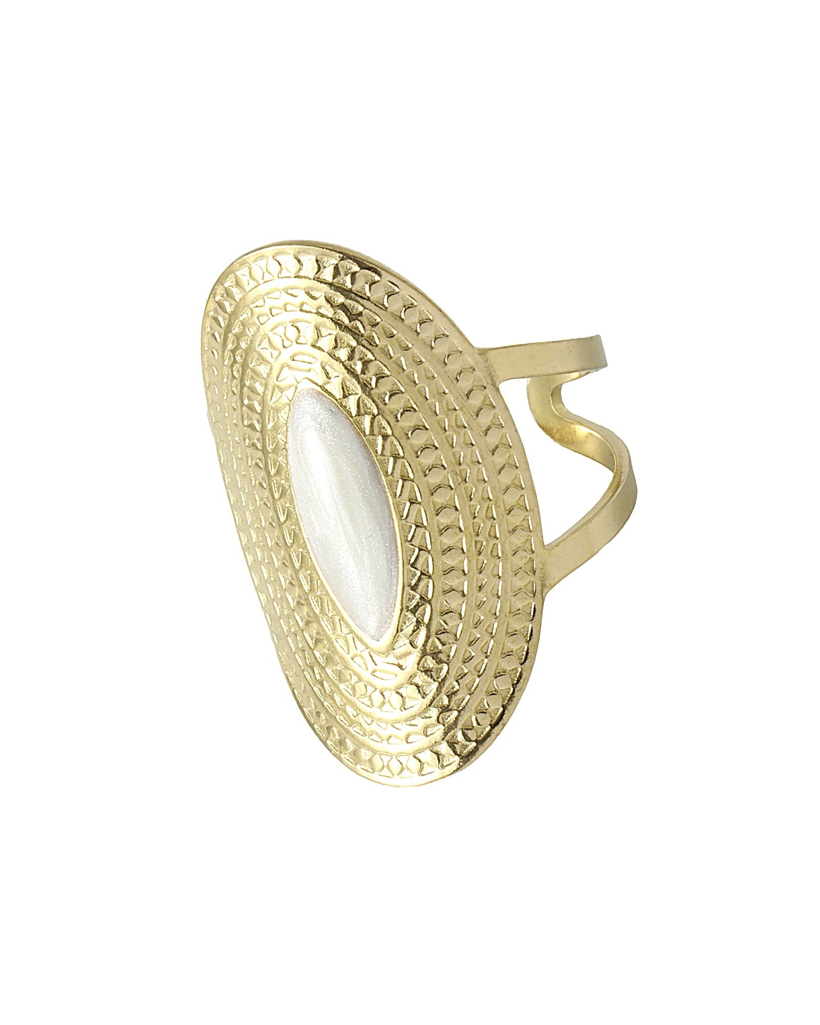 BAGUE EN ACIER DORE OVALE MARTELÉ AVEC MOTIF ÉMAILLÉ BLANC