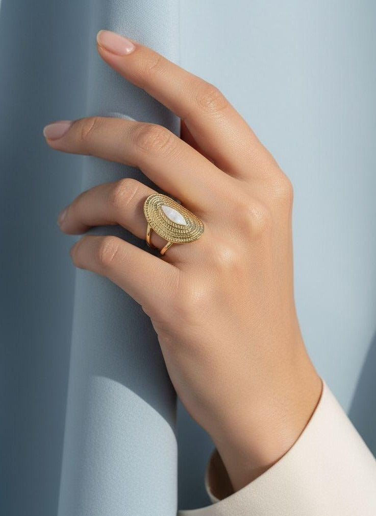 BAGUE EN ACIER DORE OVALE MARTELÉ AVEC MOTIF ÉMAILLÉ BLANC