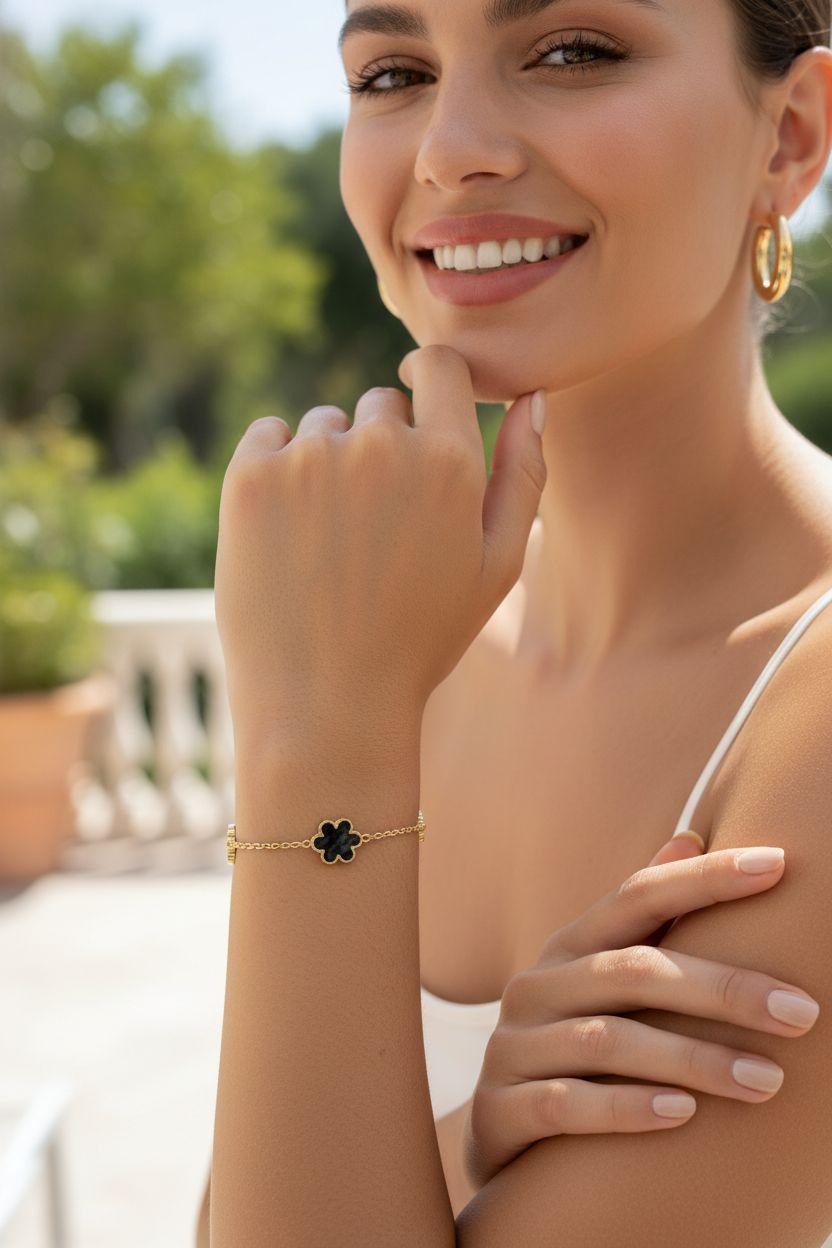 BRACELET EN ACIER DORE AVEC FLEUR NACRE COULEUR ONYX