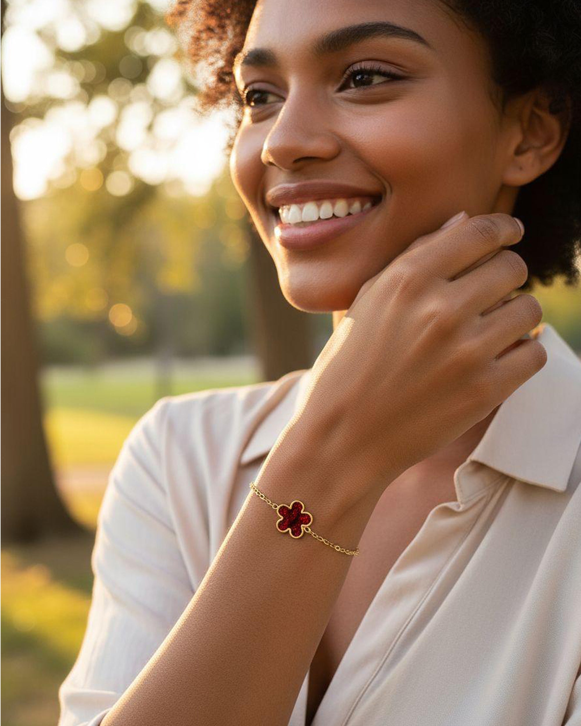 BRACELET EN ACIER DORE AVEC FLEUR NACRE COULEUR GRENAT