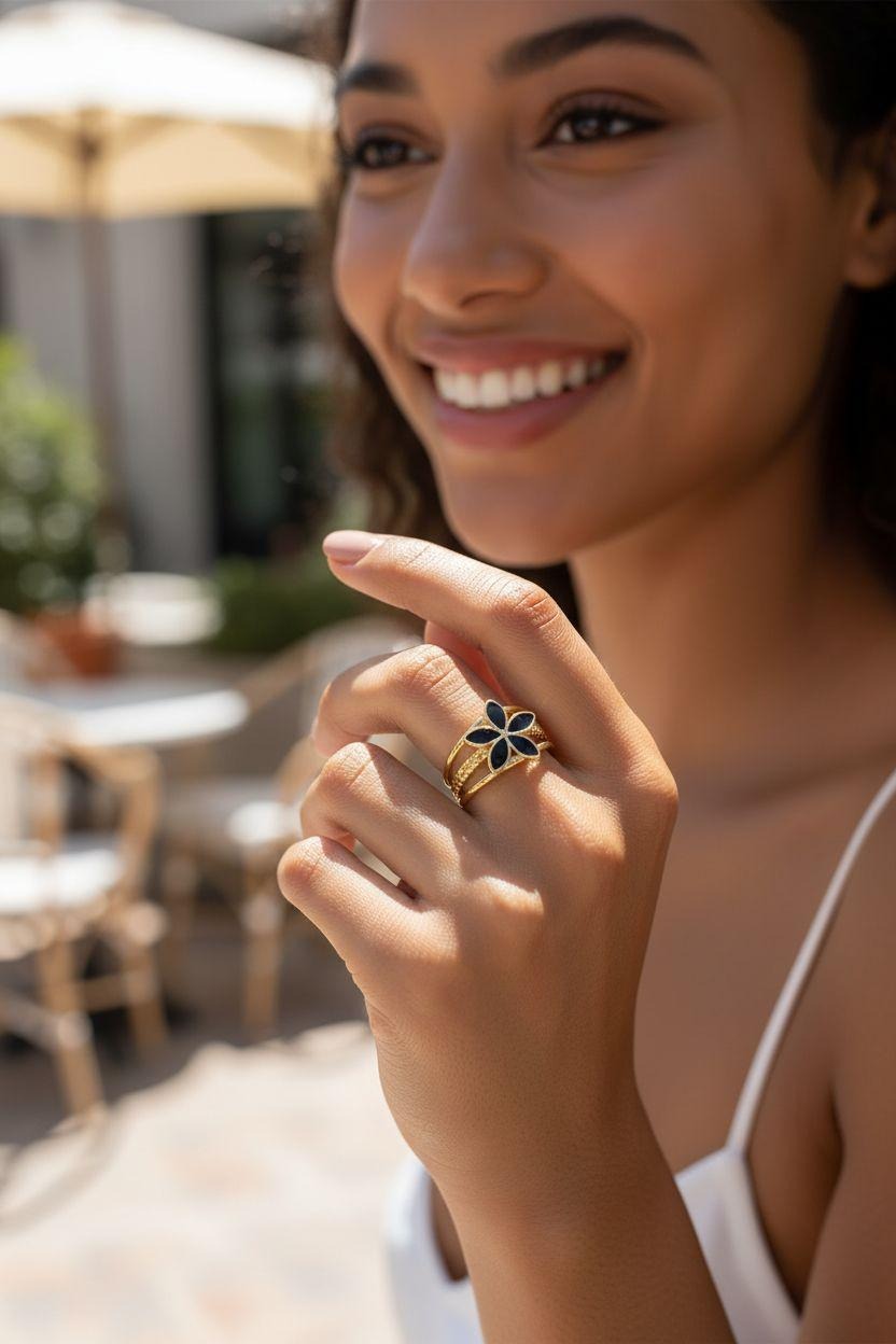 BAGUE EN ACIER DORÉ TRIPLES LIGNE AVEC FLEUR NACRE COULEUR ONYX