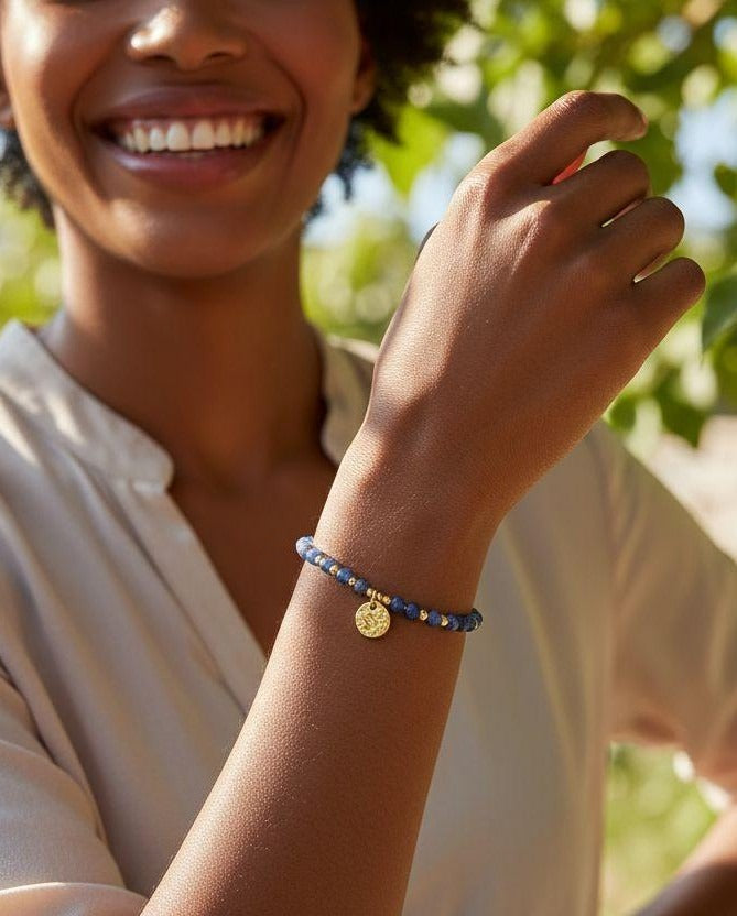 BRACELET EN ACIER DORE AVEC BILLES BLEU  MARBRE ORNE D'UNE PASTILLE MARTELEE