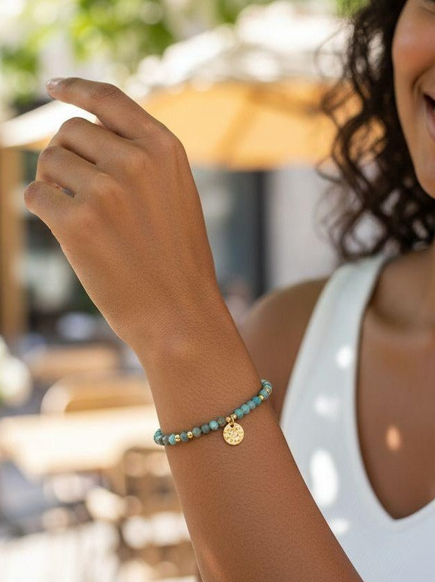 BRACELET EN ACIER DORE AVEC BILLES JADE MARBRE ORNE D'UNE PASTILLE MARTELEE