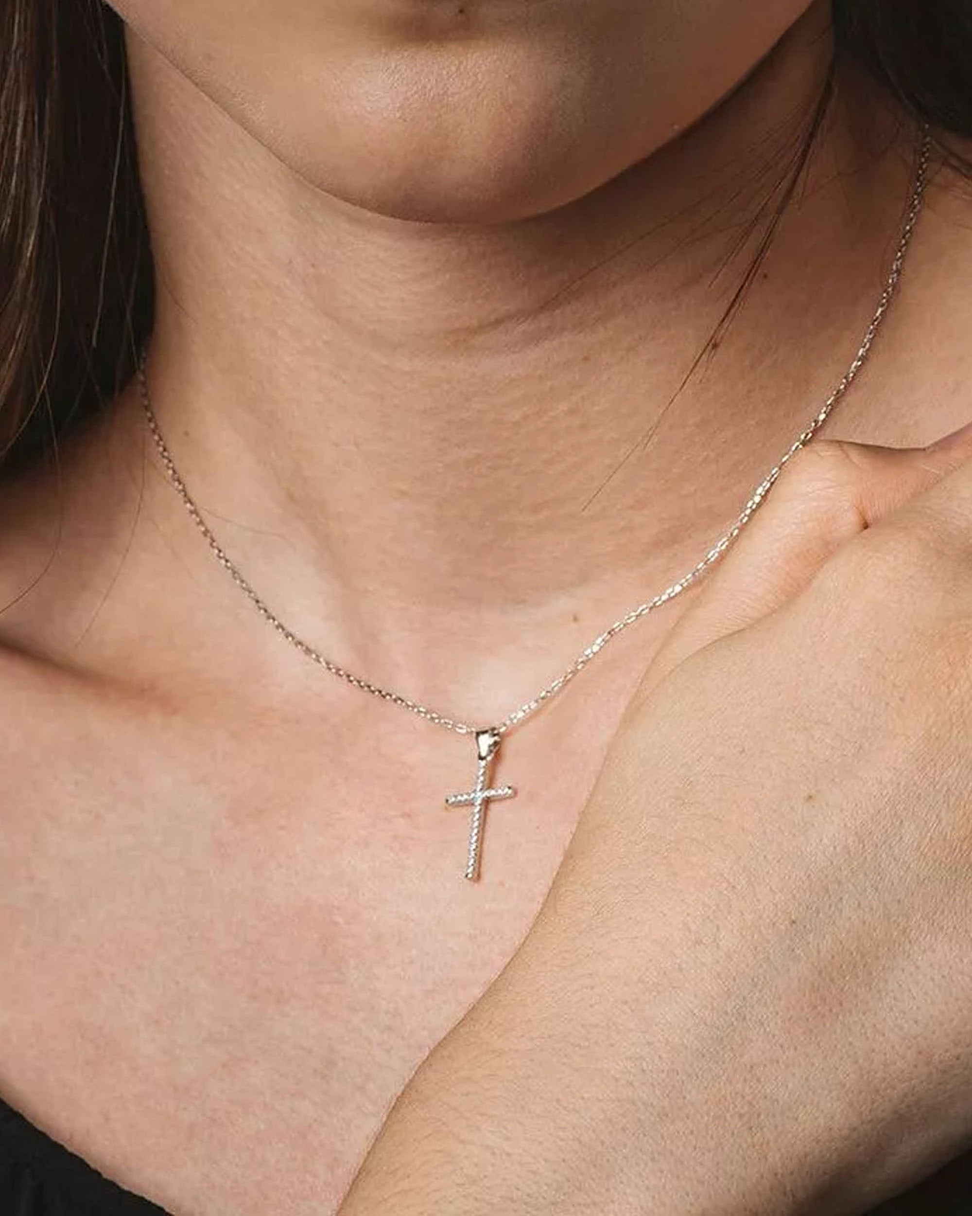 Collier pour femme en argent avec pendentif croix et zirconium