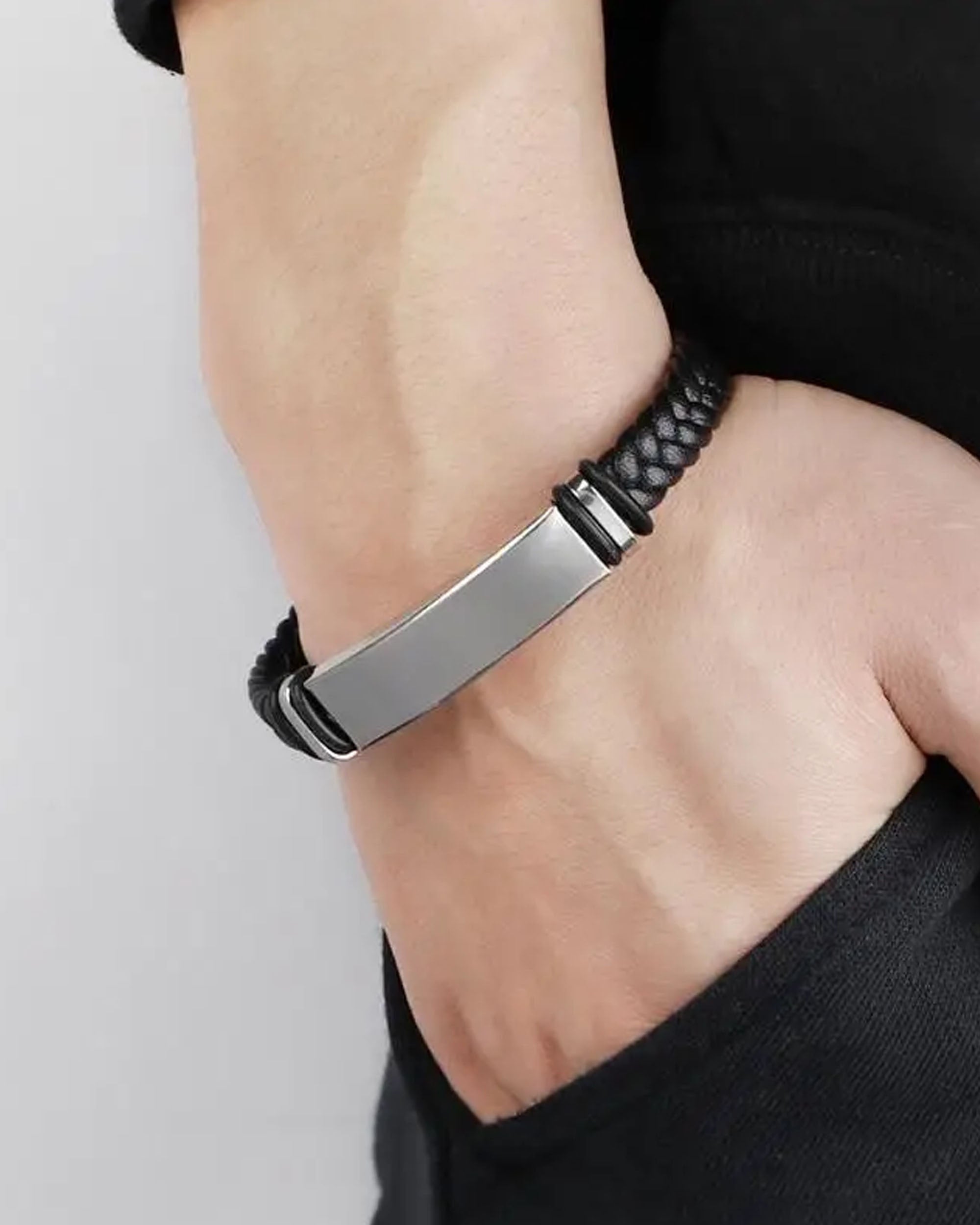 Bracelet en cuir noir tressé avec plaque en acier 