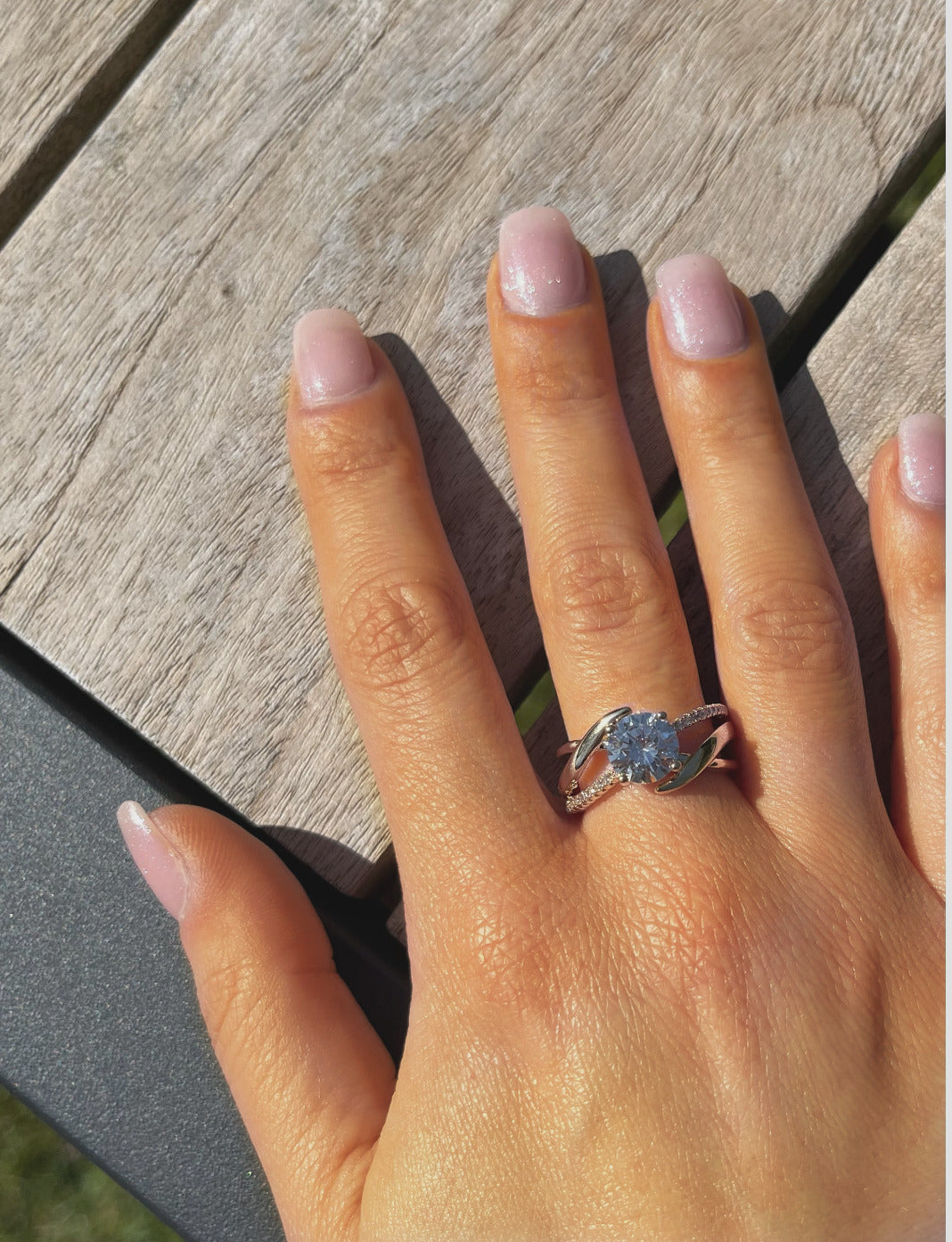 BAGUE EN PLAQUE OR VAGUES ET SOLITAIRE