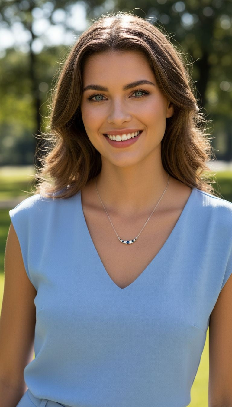 ZILVEREN KETTING MET GEBOGEN ONTWERP EN WITTE EN BLAUWE STENEN